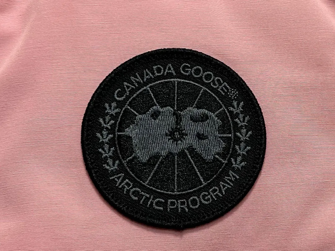 P360 [Canada Goose] Canada Goose #Freestyle Crew 4154M Men’s and Women’s Vest Down# ➖ Imported Behringer embroidery machine with customized 10,000-needle embroidery logo! ➖ Imported 21-count polyester-cotton blended original fabric, using Feather-Light 10D waterproof coating fabric, made of 84.5% polyester fiber and 15.5% cotton, 100% the best feel in the entire network! ➖ The genuine official website uses the national standard 80 white duck down, and will never be misled by false claims such as 90 down or goose down! ➖ 100% nylon nylon lining with double double-layer sealing design to prevent velvet from running away. Top-grade polar fleece is used in the collar and pockets to keep warm and comfortable! ➖ Yoshida YKK provides original custom-made electroplated sliders. YKK two-way lockable zippers are tight and smooth and will not peel off paint! ➖ 3M composite original Velcro is durable, and all accessories and hardware are disassembled and customized! ⛔No slander, no exaggeration, no need for too much copywriting, because it is focused, it is professional!  SIZE: XS S M L XL XXL